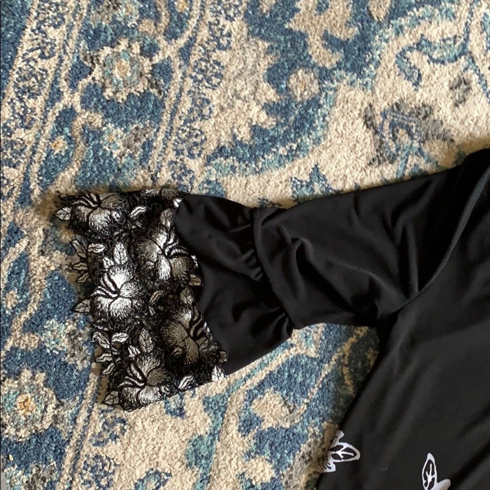 BLACK AND WHITE DRESS TOP WITH DETAILED SLEEVES - Picture 2 of 4
